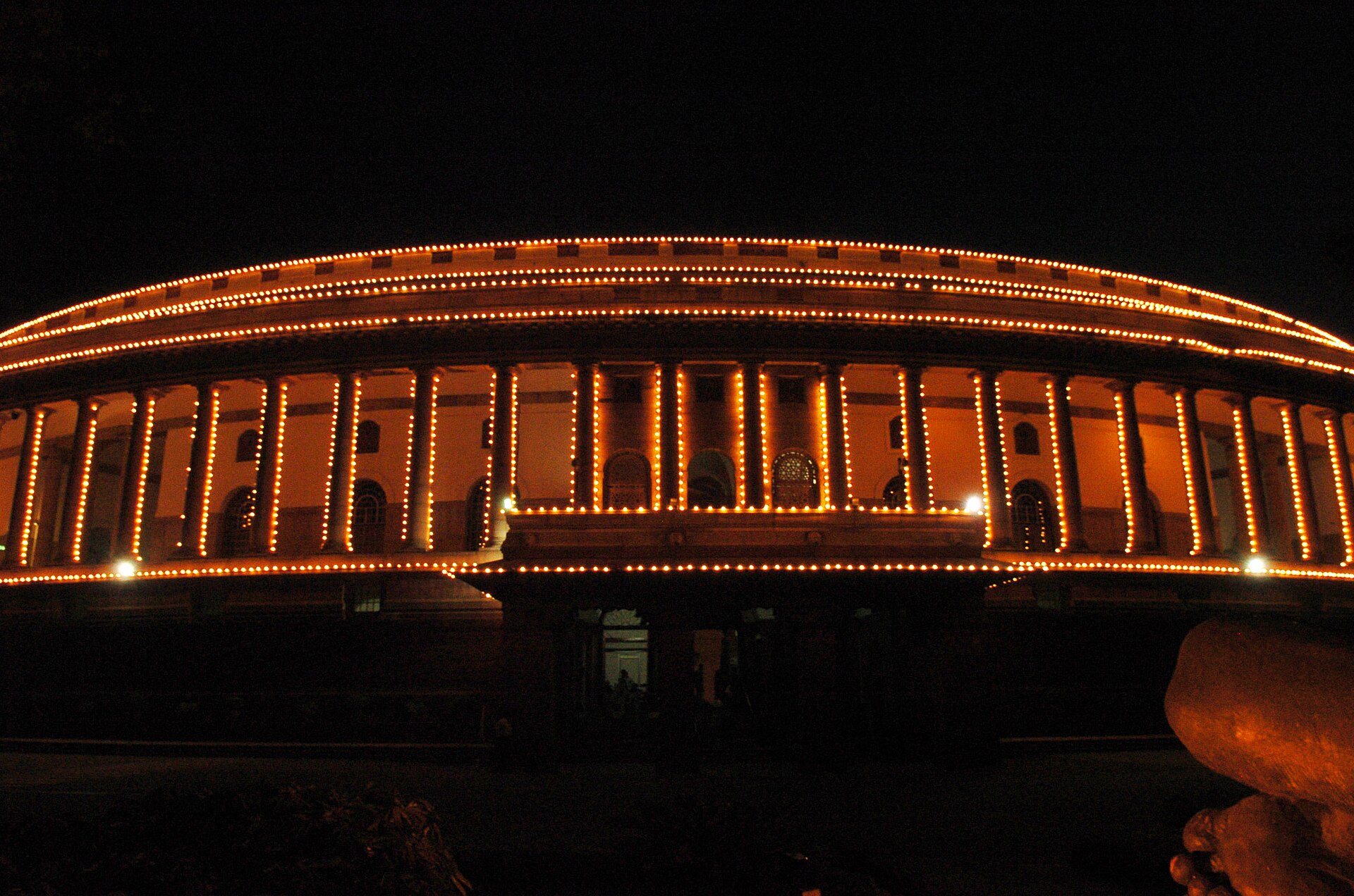 स्वतंत्रता दिवस पर रोशनी में नहाया संसद भवन, 15 अगस्त 2007 की तस्वीर; दो-तिहाई की दूसरी शर्त उसी दिन तय होती है जिस दिन सदन में गिनती होती है।