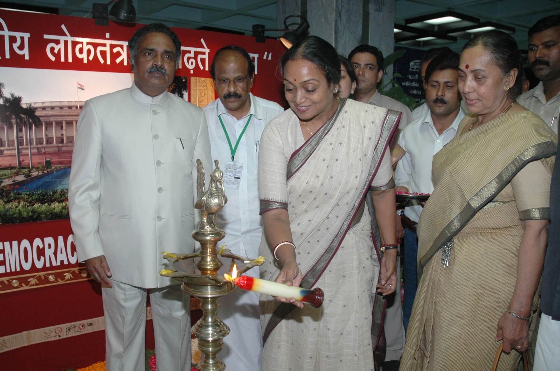 संसदीय संग्रहालय एवं अभिलेखागार की एक प्रदर्शनी का उद्घाटन, जुलाई 2009; नोटिस मंज़ूर करना या ठुकराना लोकसभा में अध्यक्ष का और राज्यसभा में सभापति का अपना अधिकार है।