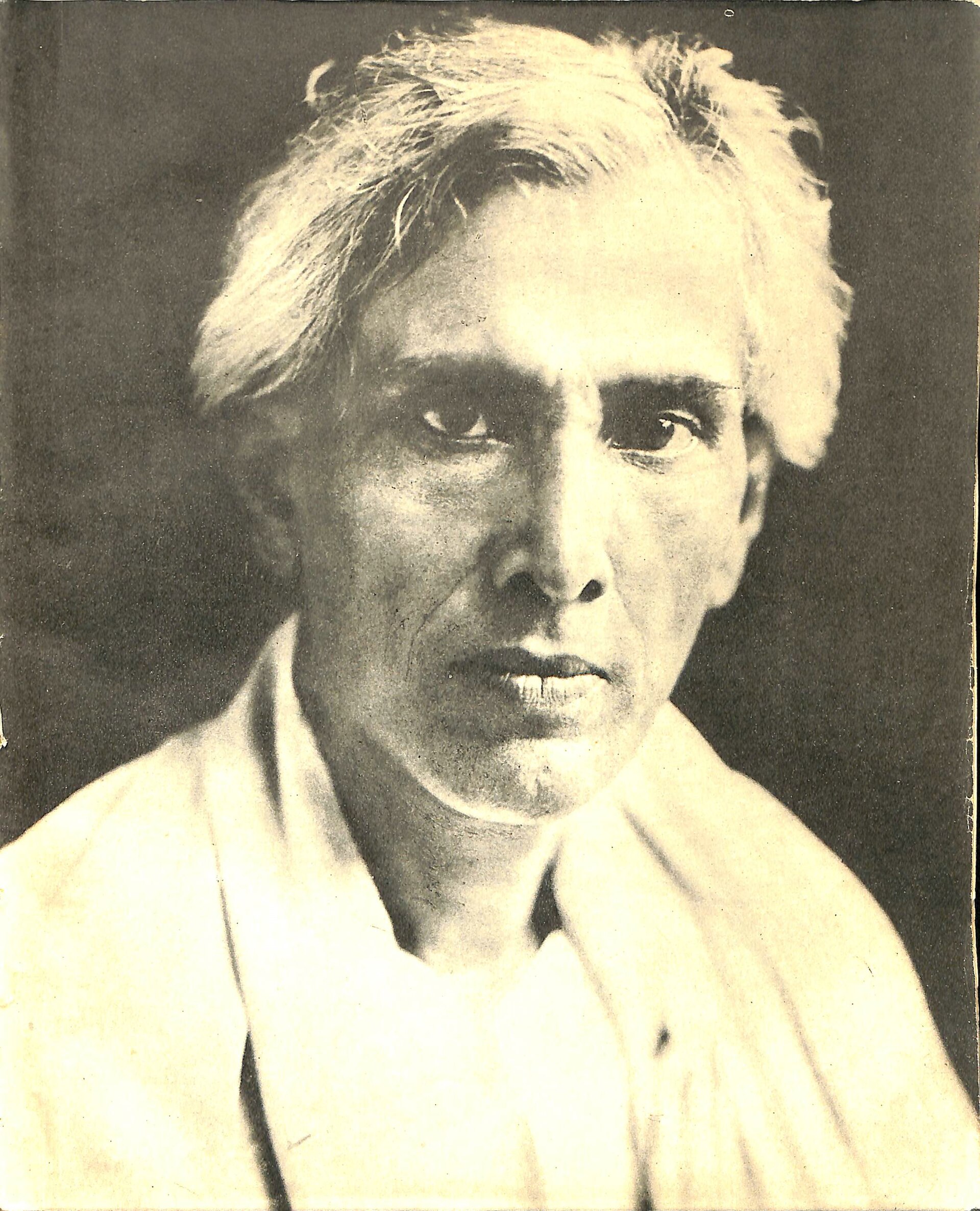 शरतचंद्र चट्टोपाध्याय का एक पुराना चित्र, कॉमन्स के रिकॉर्ड में 1925 से 1932 के बीच का दर्ज, बाद में 1977 की एक स्मृति-पुस्तक में छपा; यह उसी दौर का चेहरा है जिसके शुरुआती लेखन की तारीख़ें यह खंड जाँचता है