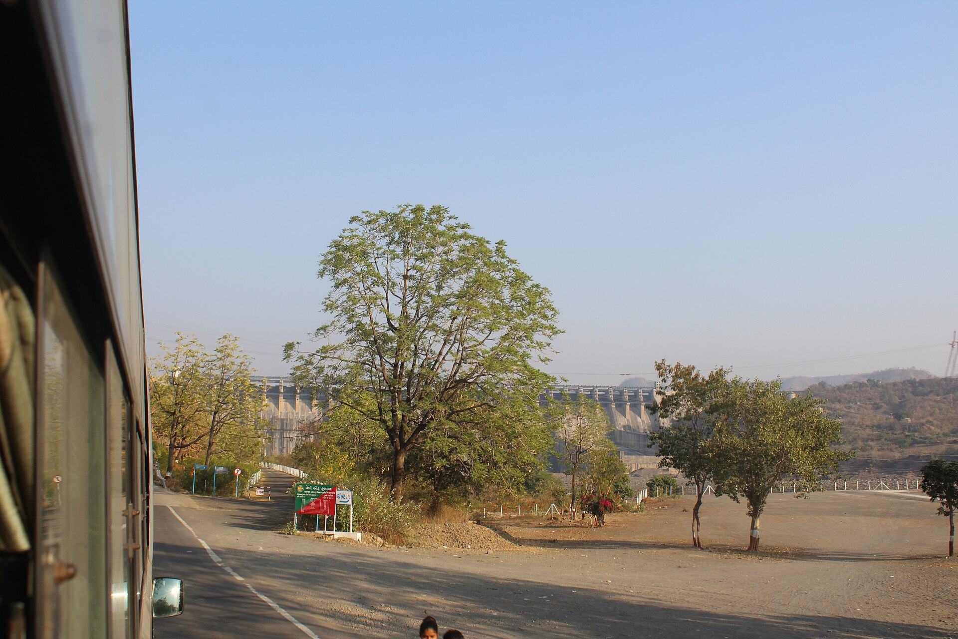नर्मदा नदी पर सरदार सरोवर बाँध, जनवरी 2018 की तस्वीर; यह बाँध उसी परिसर में है जहाँ आज एकता नगर बसा है और पुरस्कार-समारोह हो रहा है।