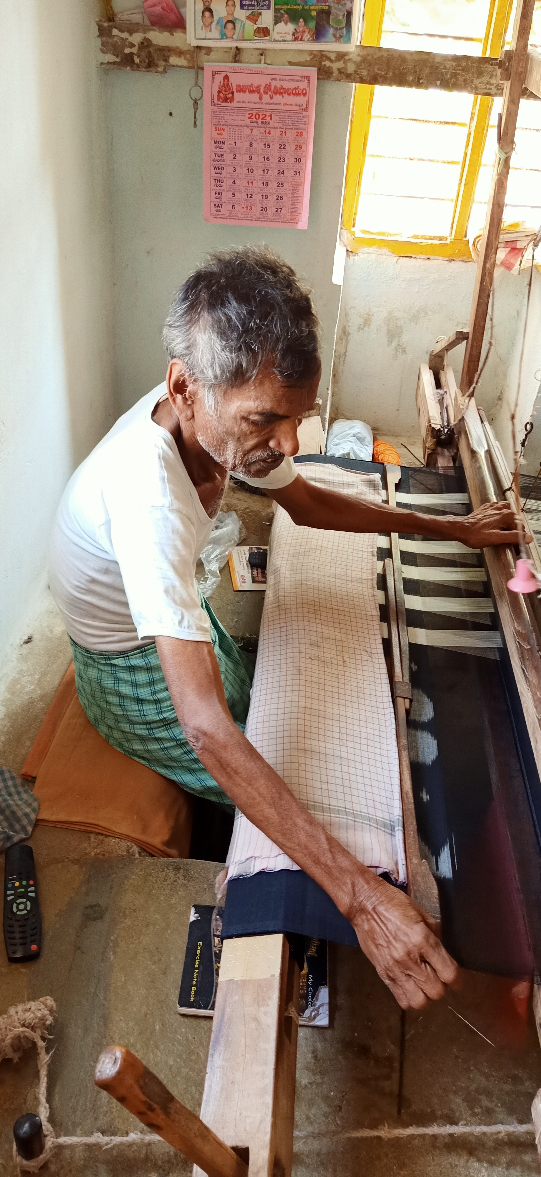 करघे पर काम करता एक बुनकर