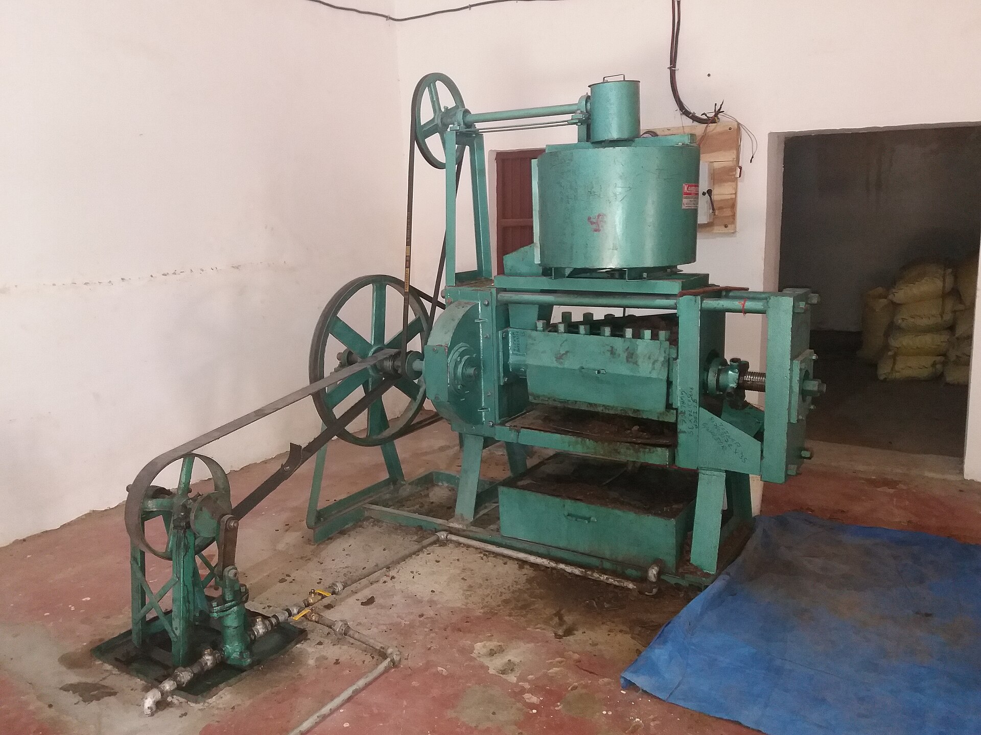 जौरा में सरसों का तेल निकालने की मशीन; उन्नीस दशमलव पच्चीस फ़ीसदी अंक का फ़ासला इसी घरेलू पेराई और शोधन को बचाने के लिए रखा गया है।