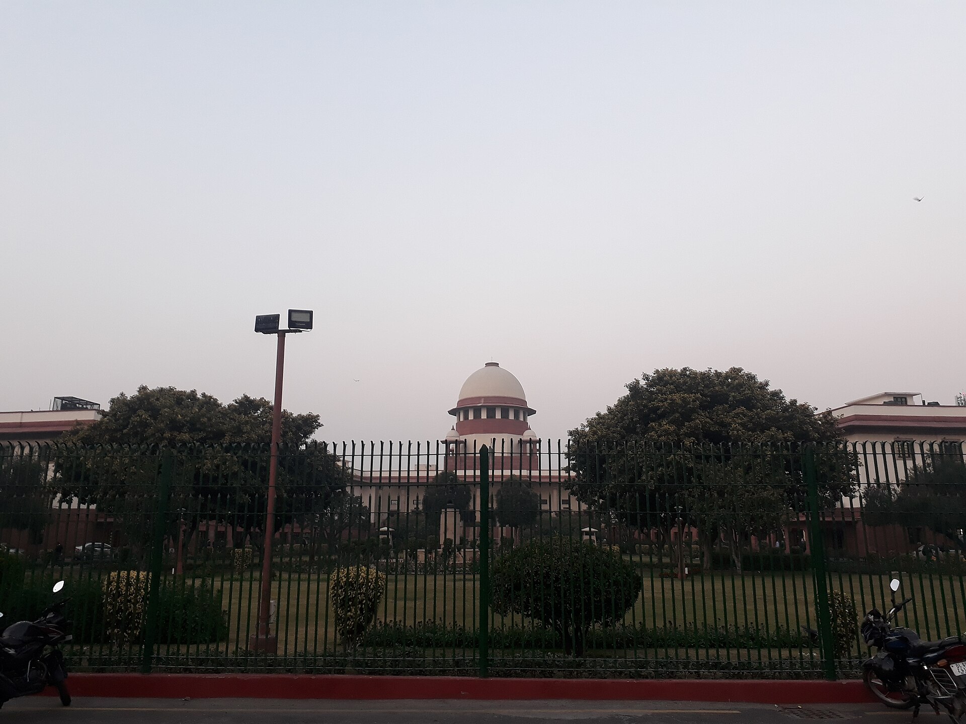 सुप्रीम कोर्ट की इमारत का अगला हिस्सा, जनवरी 2019 की तस्वीर। यह मामला अभी इसी अदालत में लंबित है, अगली तारीख़ का रिकॉर्ड सार्वजनिक नहीं मिला