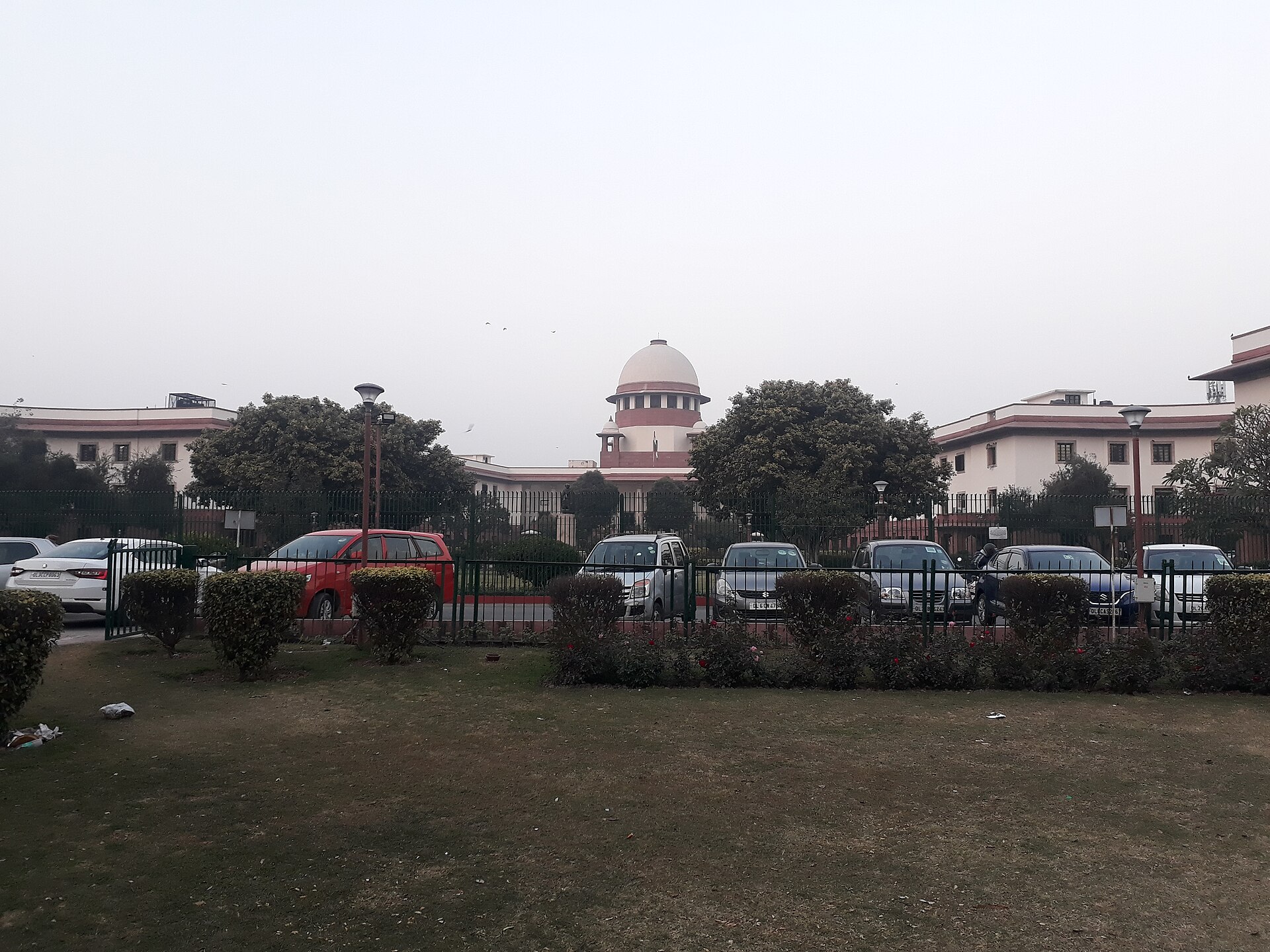 सुप्रीम कोर्ट की इमारत, नई दिल्ली। नाम अलग करने की रिवायत पर अदालत का बुनियादी पाठ यहीं से, 1993 के दूसरे जजेज़ केस से निकलता है
