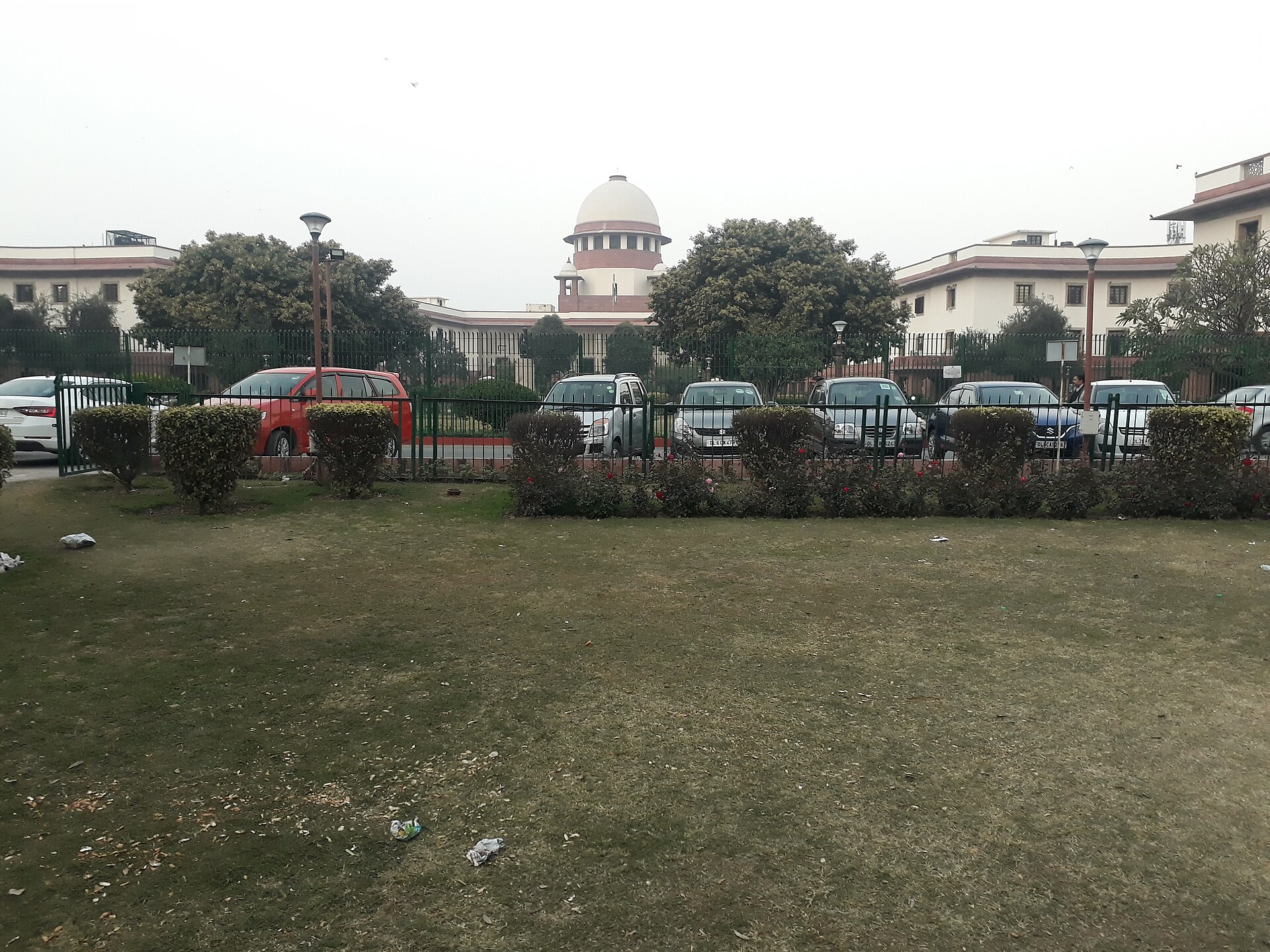 नई दिल्ली में उच्चतम न्यायालय की इमारत और उसका गुंबद, जनवरी 2019 की तस्वीर; 2024 INSC 866 वाला फ़ैसला यहीं से आया और गुवाहाटी के दोनों आदेशों में उसका नाम नहीं आता