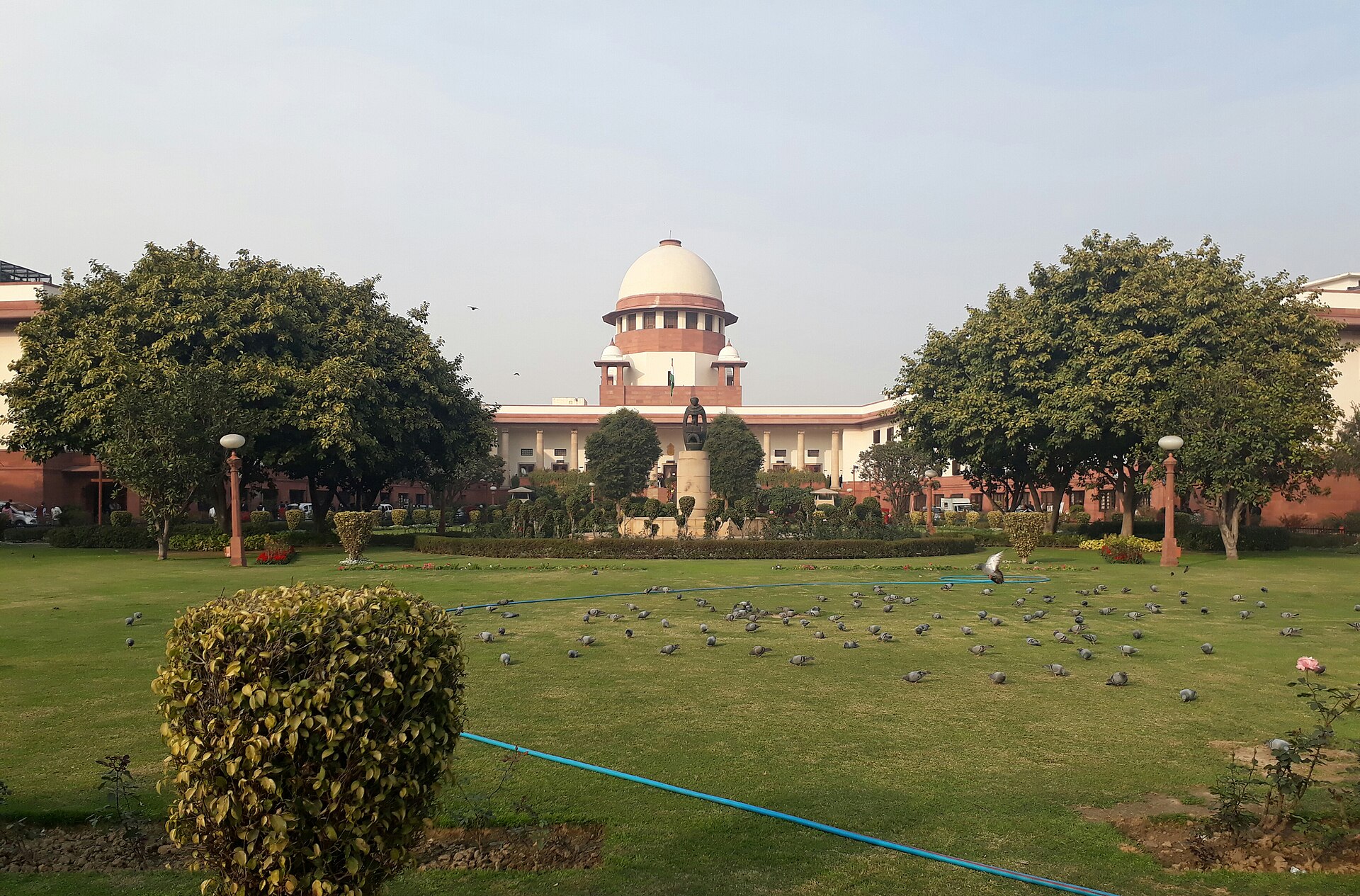 नई दिल्ली में उच्चतम न्यायालय की मुख्य इमारत और उसके सामने का लॉन, फ़रवरी 2017 की तस्वीर; 10 सितंबर का आदेश इसी अदालत से आया