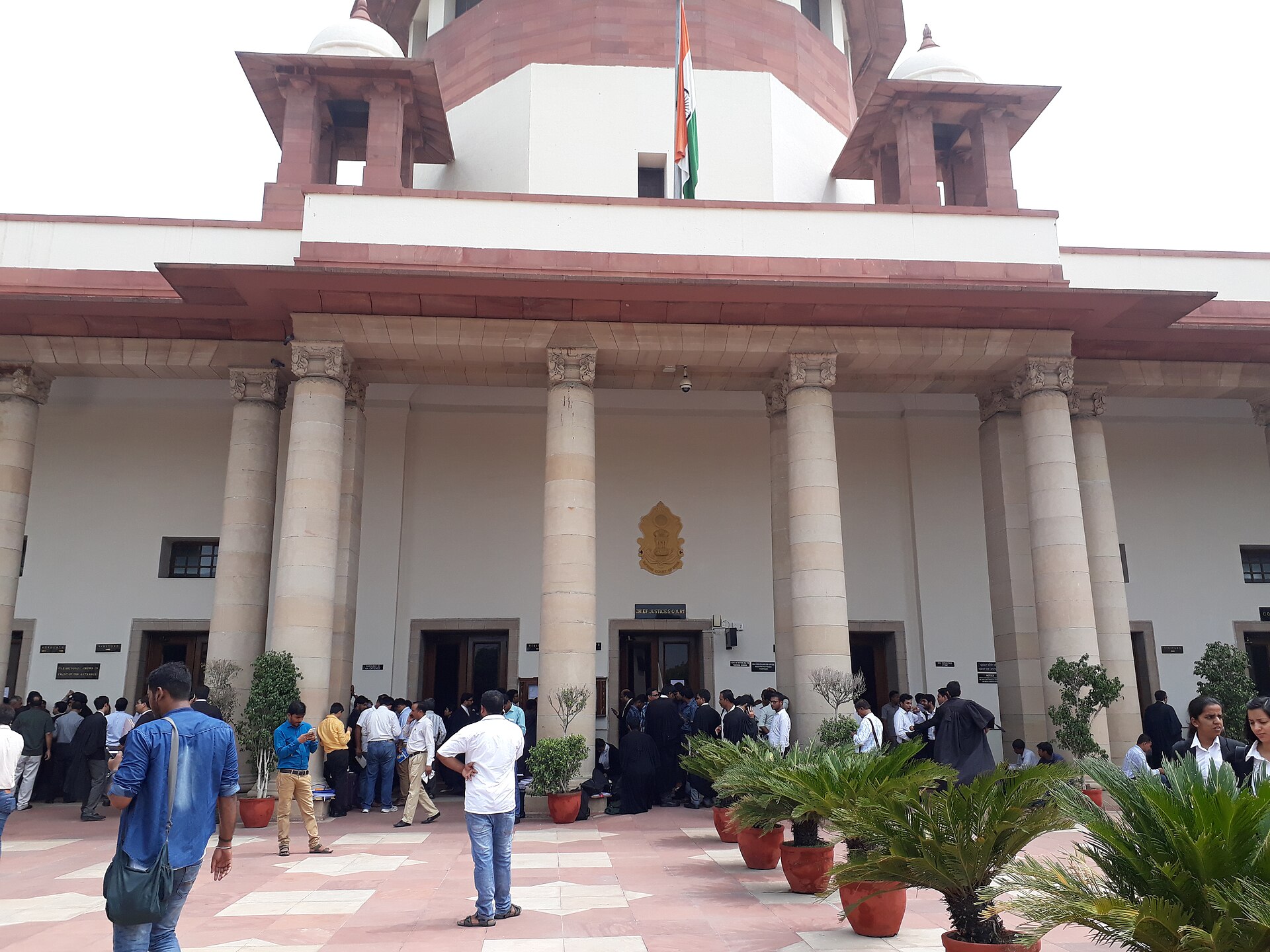 नई दिल्ली में सुप्रीम कोर्ट की चीफ़ जस्टिस कोर्ट का प्रवेश-द्वार, राष्ट्रीय प्रतीक के नीचे, जुलाई 2017 की तस्वीर; 26 मार्च 2021 का फ़ैसला जिस पीठ ने सुनाया, वह यहीं बैठी थी।
