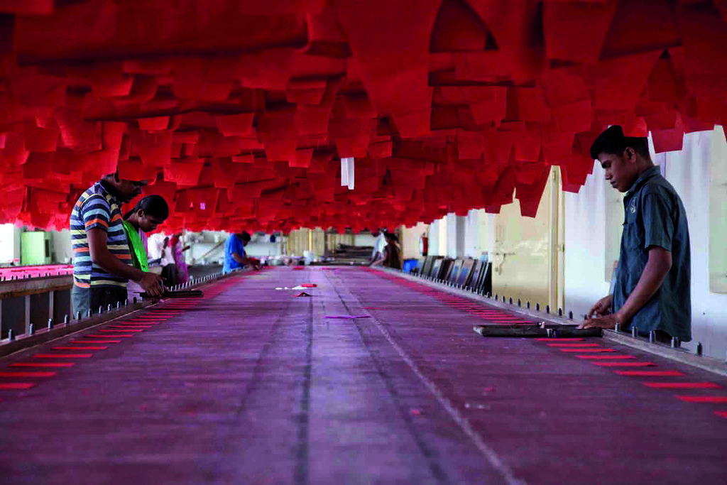 तमिलनाडु के तिरुपुर में एक परिधान फ़ैक्ट्री में काम करती कर्मी, 2008 की तस्वीर; तिरुपुर जैसे केंद्रों से जाने वाले कपड़ों पर न्यूज़ीलैंड का शुल्क बीस अक्तूबर से शून्य होगा