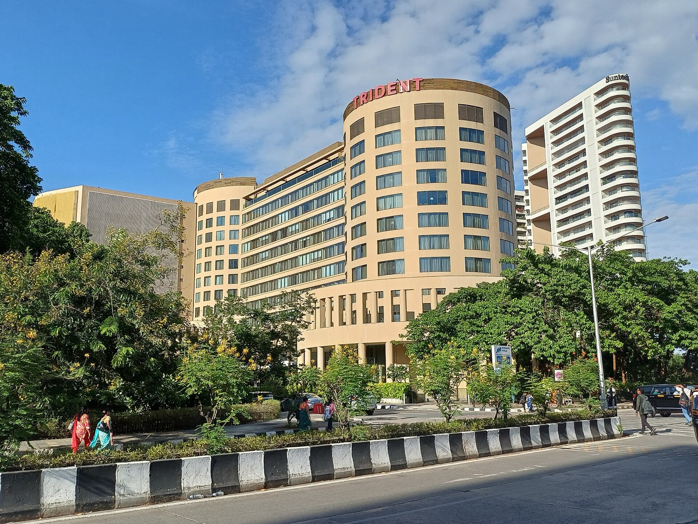 मुंबई के बांद्रा कुर्ला कॉम्प्लेक्स में ट्राइडेंट होटल, जियो वर्ल्ड सेंटर के सामने वाले चौक से ली गई जून 2026 की तस्वीर। ग्लोबल फिनटेक फेस्ट 2026 का आयोजन 8 से 11 सितंबर तक इसी होटल और जियो वर्ल्ड सेंटर में है
