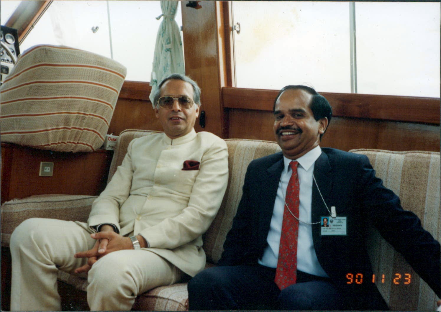 नवंबर 1990 की एक तस्वीर में तत्कालीन विदेश मंत्री विद्या चरण शुक्ल एक अधिकारी के साथ; गुड़गांव के अस्पताल में हुई उनकी मौत के बाद ही मरने वालों की गिनती पर स्रोत अलग-अलग हो जाते हैं