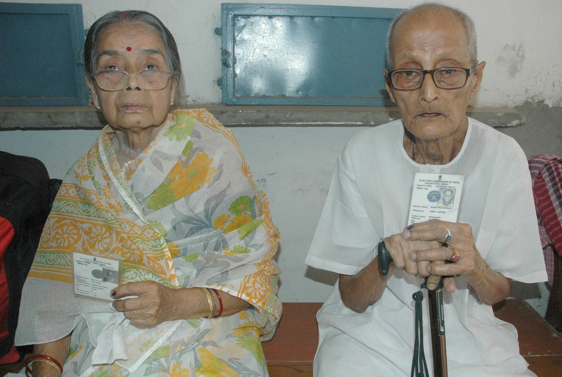 पश्चिम बंगाल के दुर्गापुर में बुज़ुर्ग मतदाता अपना पहचान पत्र दिखाते हुए, अप्रैल 2016 की तस्वीर; संधू की दर्ज आपत्ति बंगाल में ऐसी ही 16.1 लाख अपीलों पर है