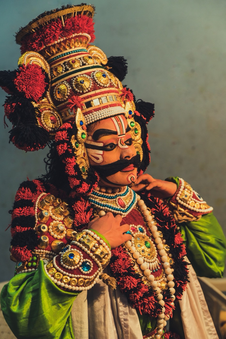 कर्नाटक में यक्षगान की एक महिला कलाकार, जो पुरुष भूमिका निभा रही हैं, प्रस्तुति से पहले तैयार होते हुए, फ़रवरी 2020 की तस्वीर
